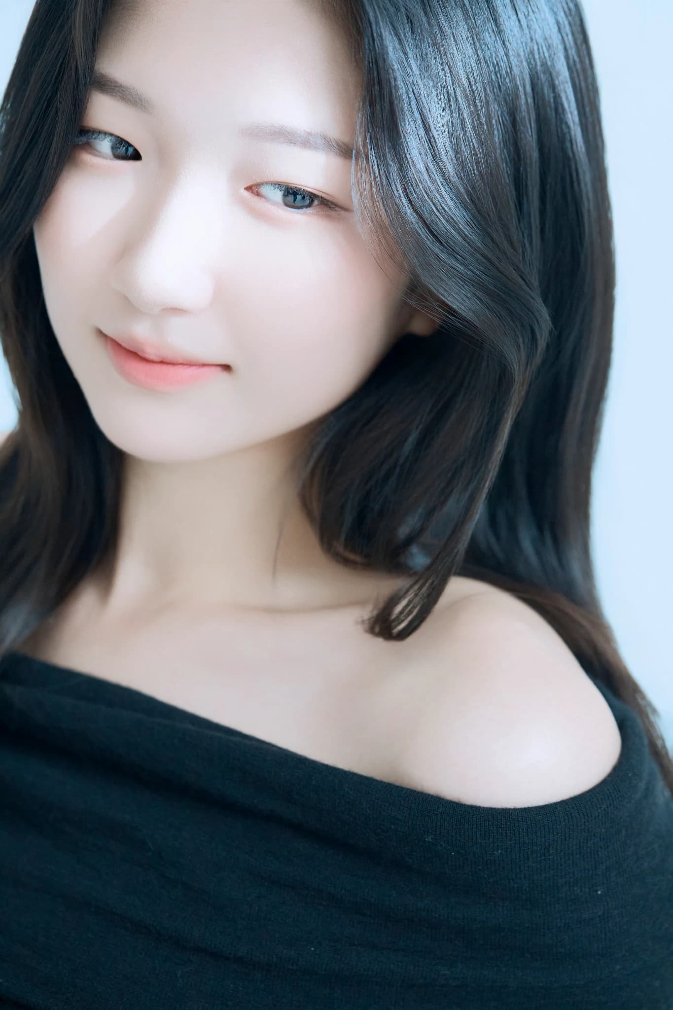 쿨 블루 톤의 조명으로 촬영한 뷰티 클로즈업
